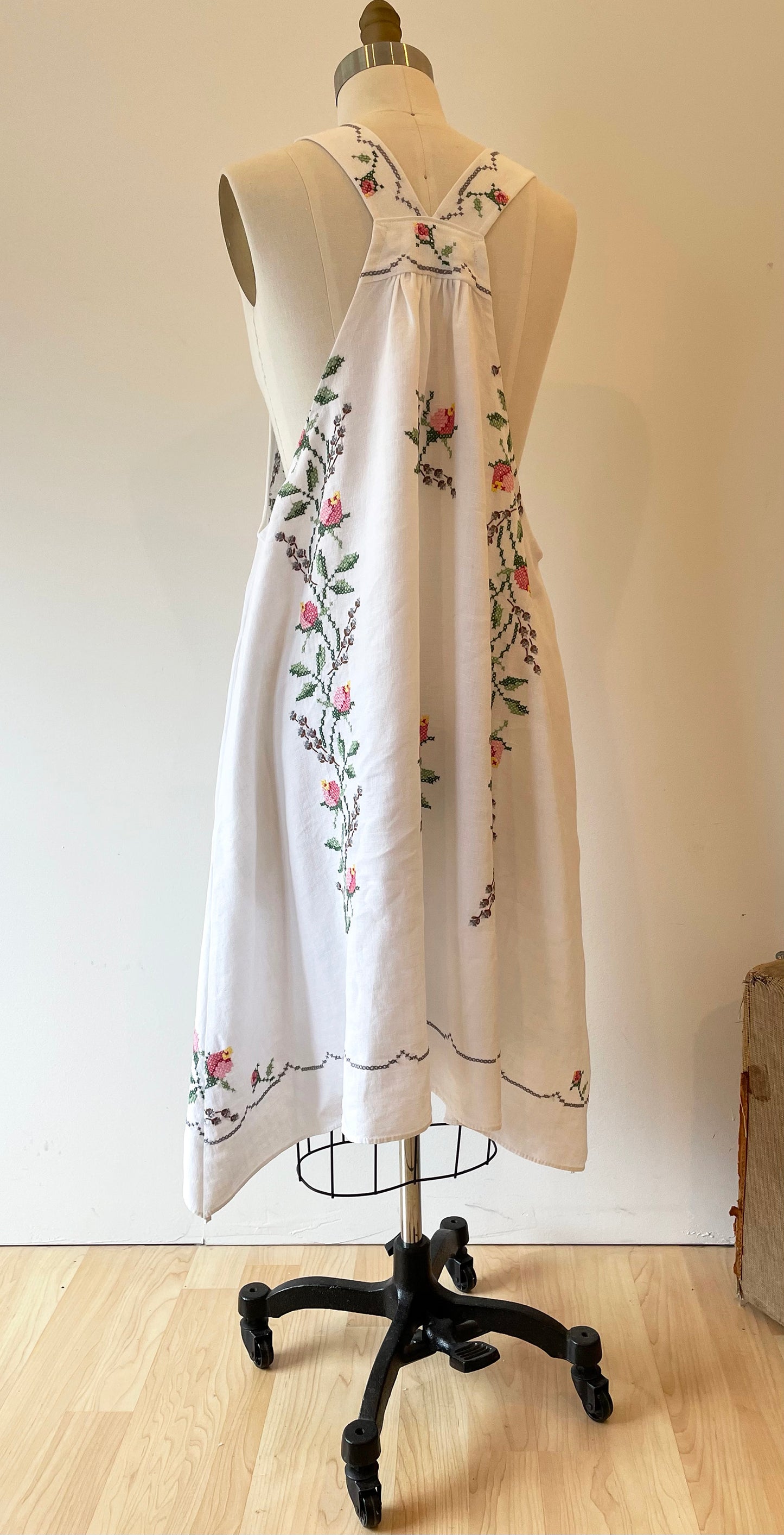 *Rambling Roses & Lavender Sprigs* Vintage Embroidered Linen Tablecloth Dress ~ Size L