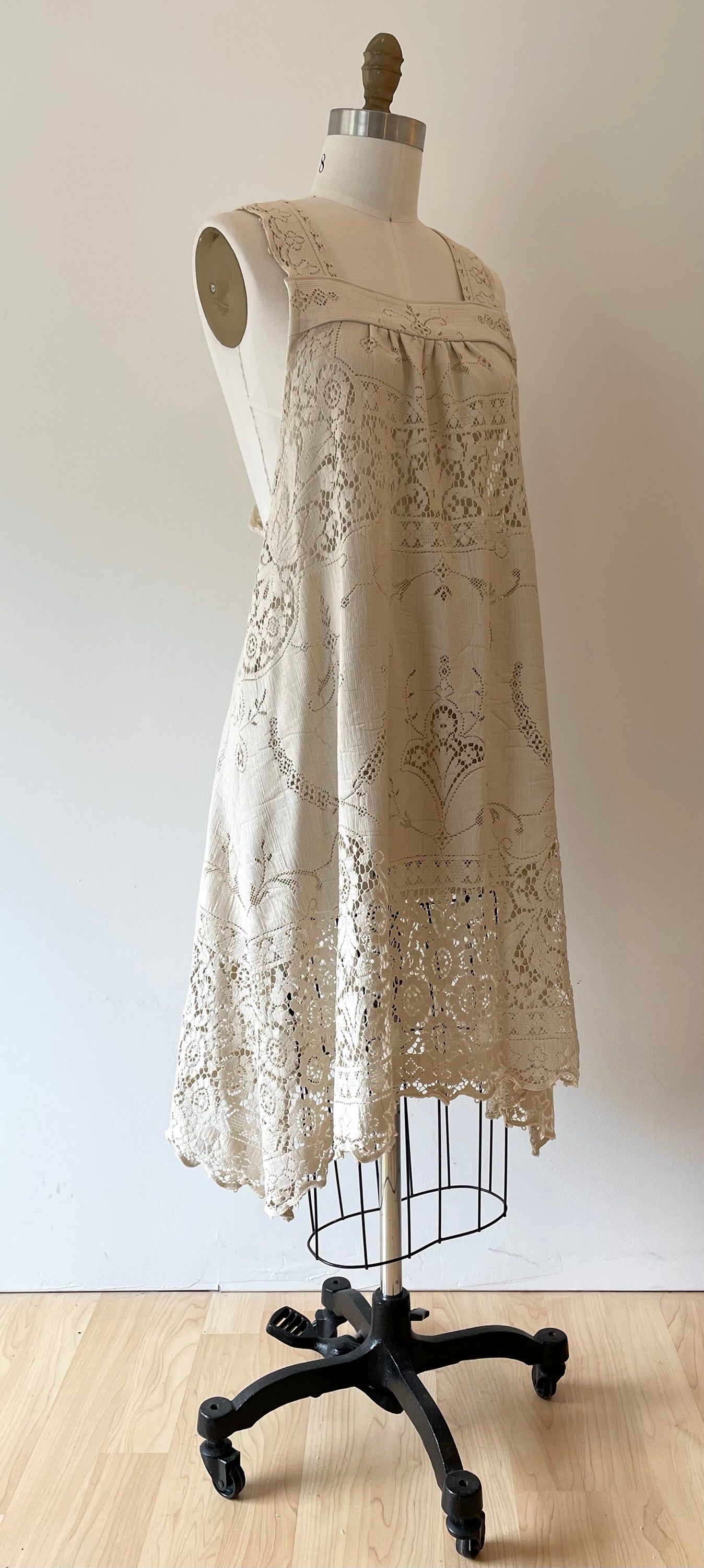 *Ultra Glamorous* ~ Vintage Candlelight Lace Tablecloth Dress ~ Size Small/Medium