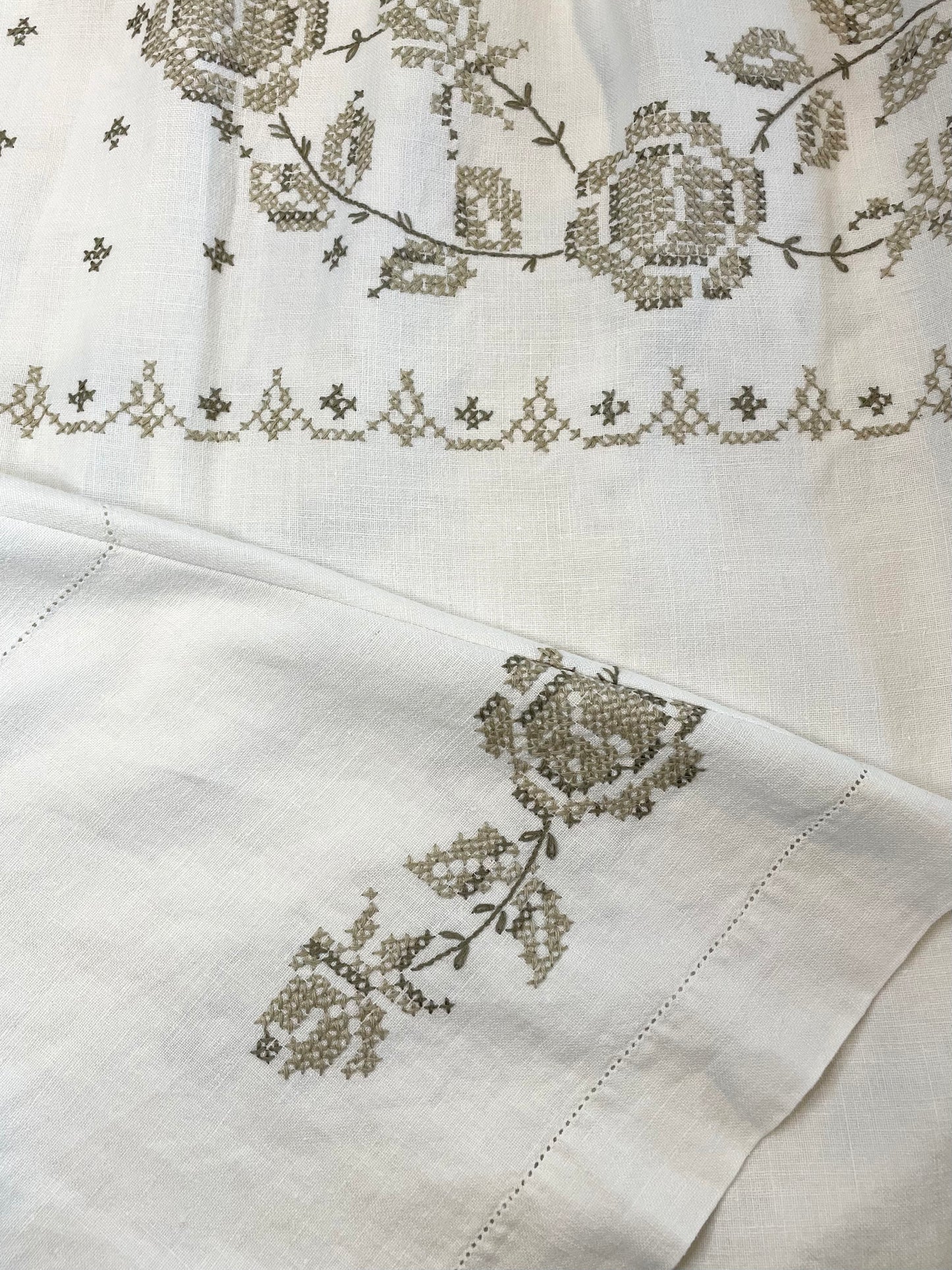 *Soft Earth Tone Floral* ~ Vintage Hand Embroidered Tablecloth Dress ~ Size 2X