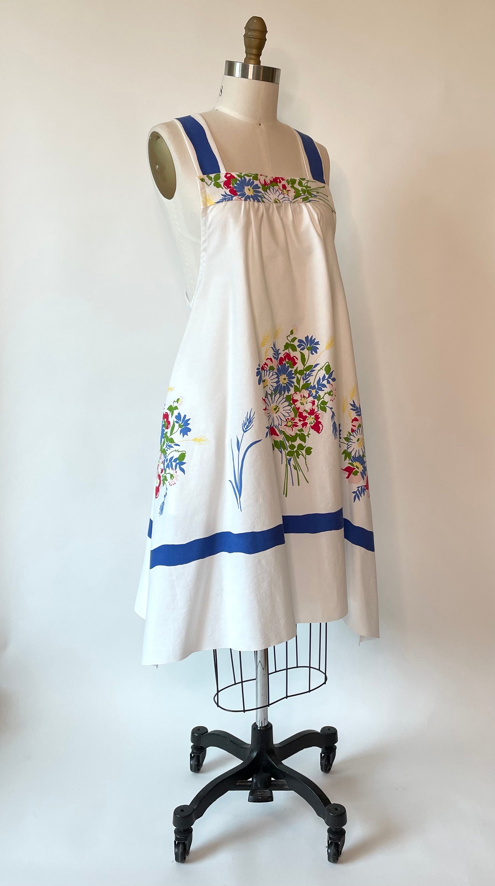 *Late Summer Flowers* ~ Classic Floral Print ~ Vintage Tablecloth Dress ~ Size L *Late Summer Flowers* ~ Classic Floral Print ~ Vintage Tablecloth Dress ~ Size L
