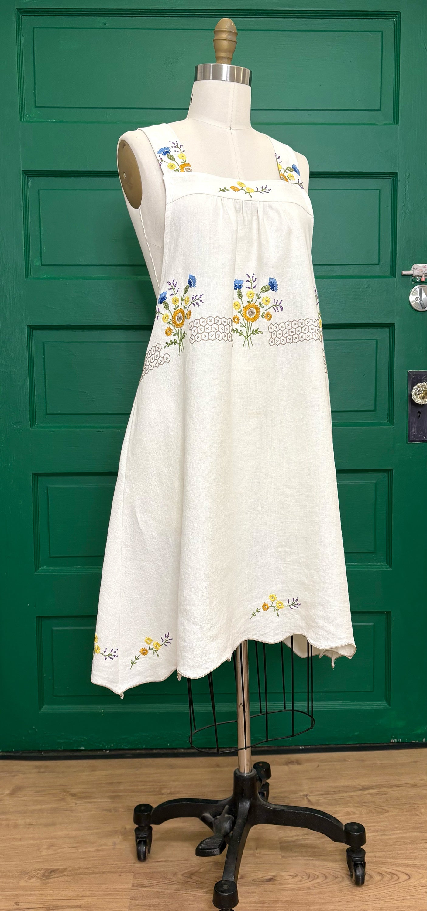*Flowers & Honeycomb* ~ Vintage Hand Embroidered Linen Dress ~ S