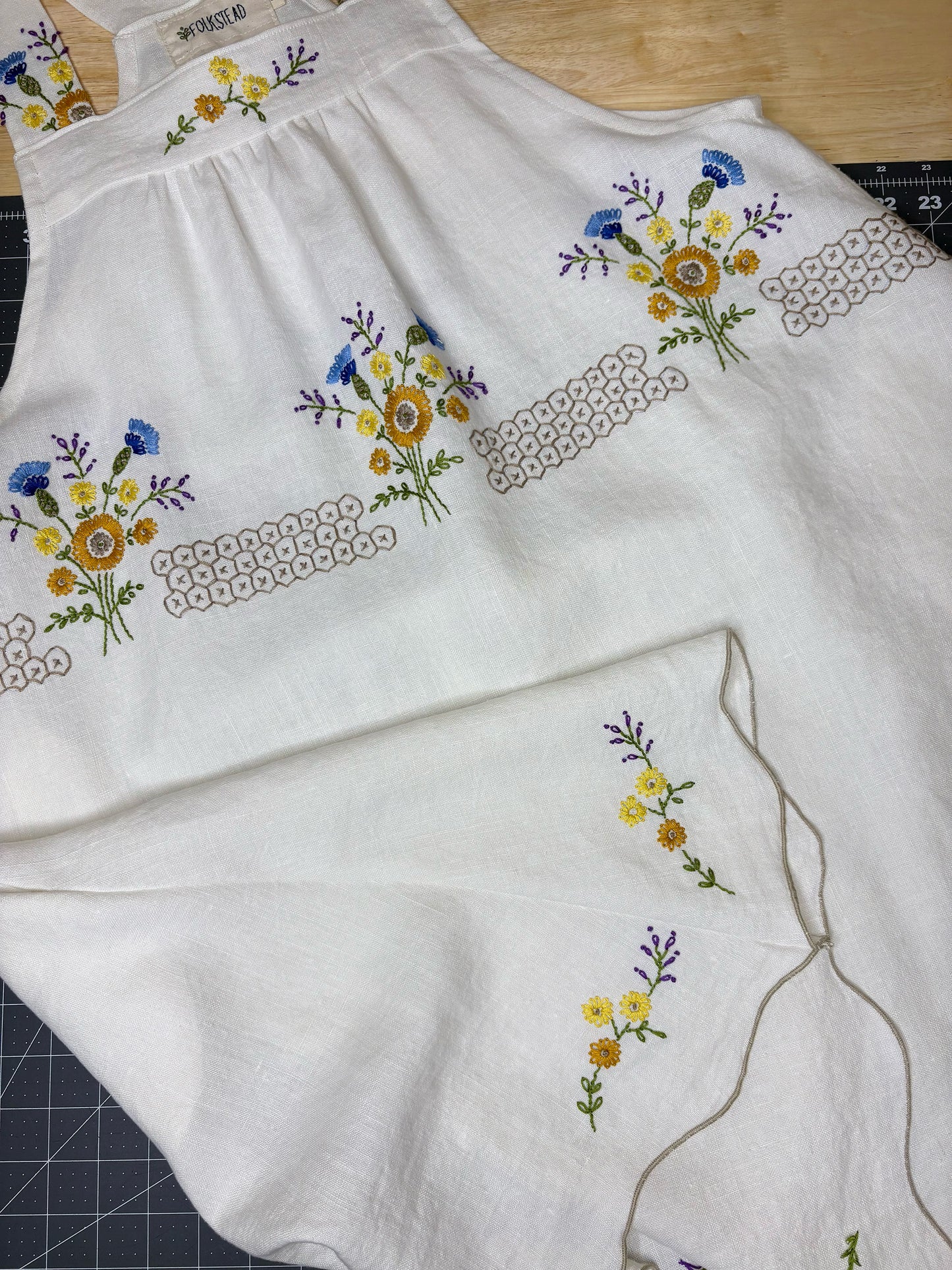 *Flowers & Honeycomb* ~ Vintage Hand Embroidered Linen Dress ~ S