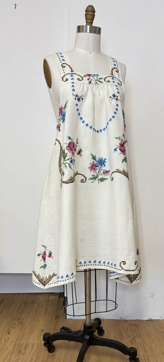 *Hand Embroidered Masterpiece* ~ Vintage Linen Tablecloth Dress ~ S
