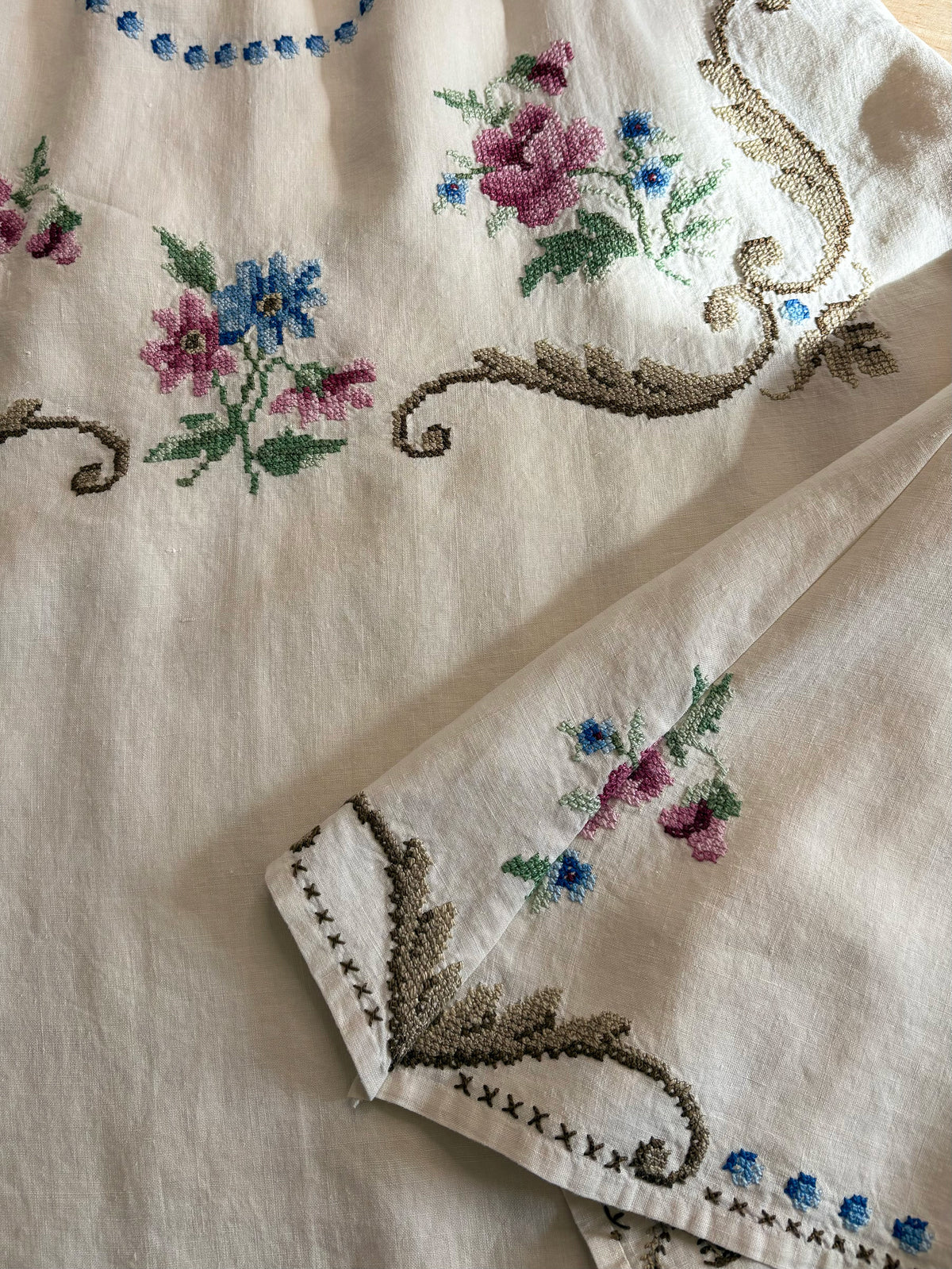 *Hand Embroidered Masterpiece* ~ Vintage Linen Tablecloth Dress ~ S