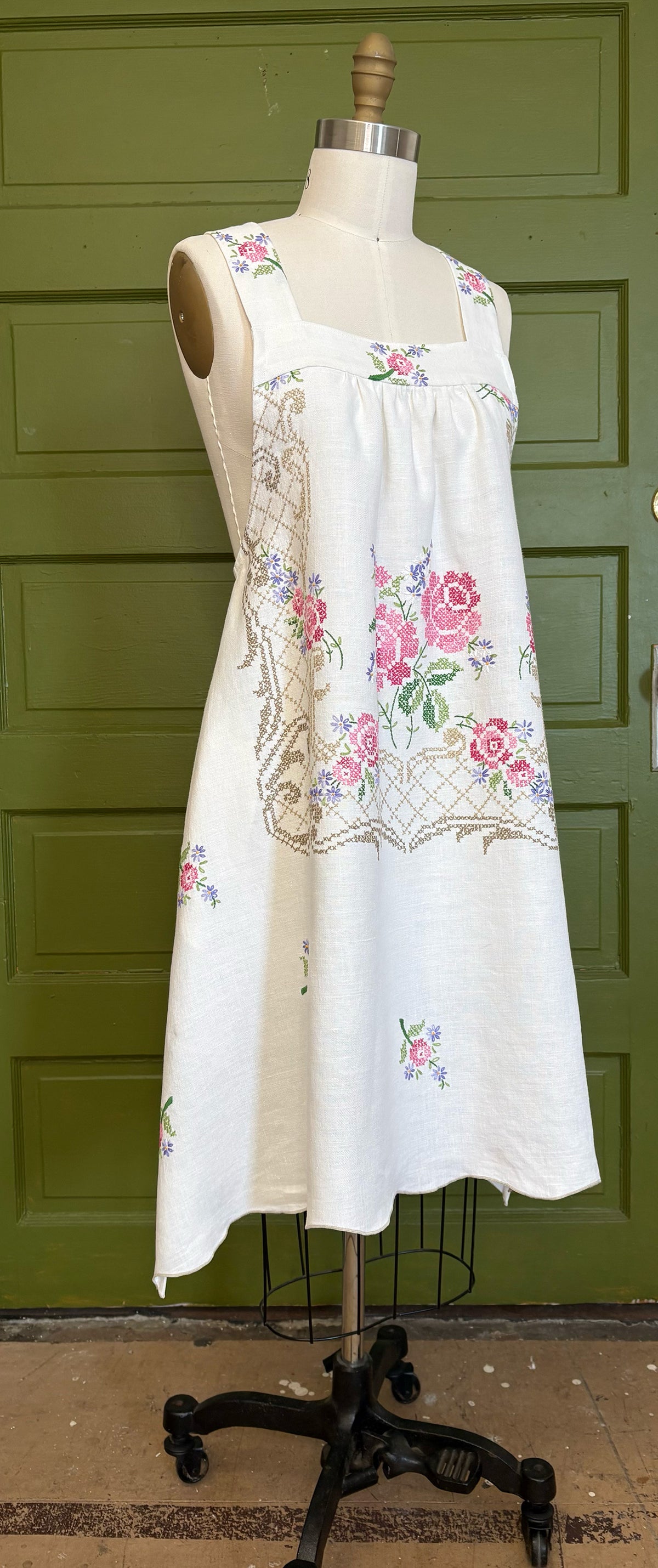 *Over the Garden Gate* ~ Vintage Hand Embroidered Linen Tablecloth Dress ~ M