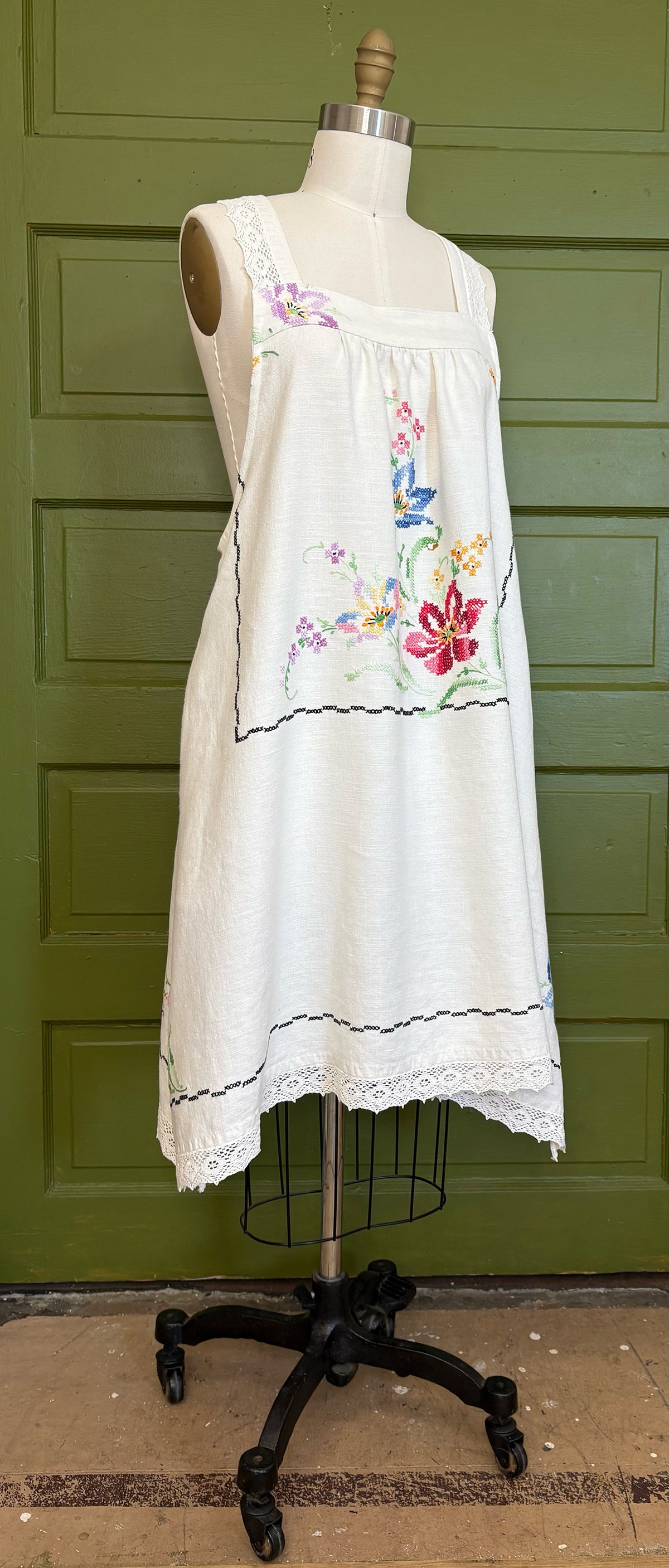 *Lilies & Lace* ~ Vintage Hand Embroidered Linen Tablecloth Dress ~ L