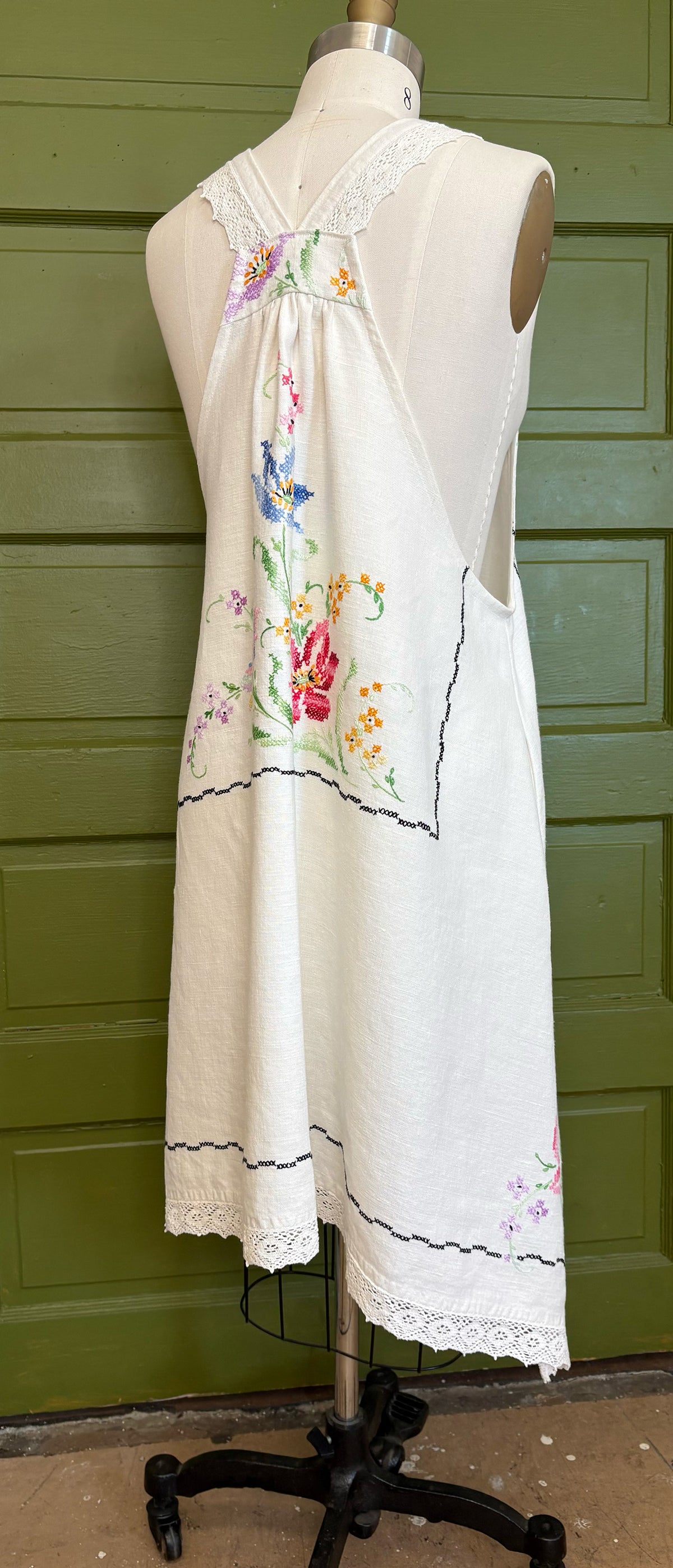 *Lilies & Lace* ~ Vintage Hand Embroidered Linen Tablecloth Dress ~ L