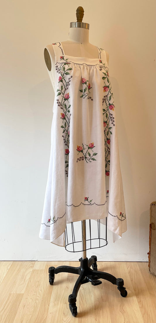 *Rambling Roses & Lavender Sprigs* Vintage Embroidered Linen Tablecloth Dress ~ Size L