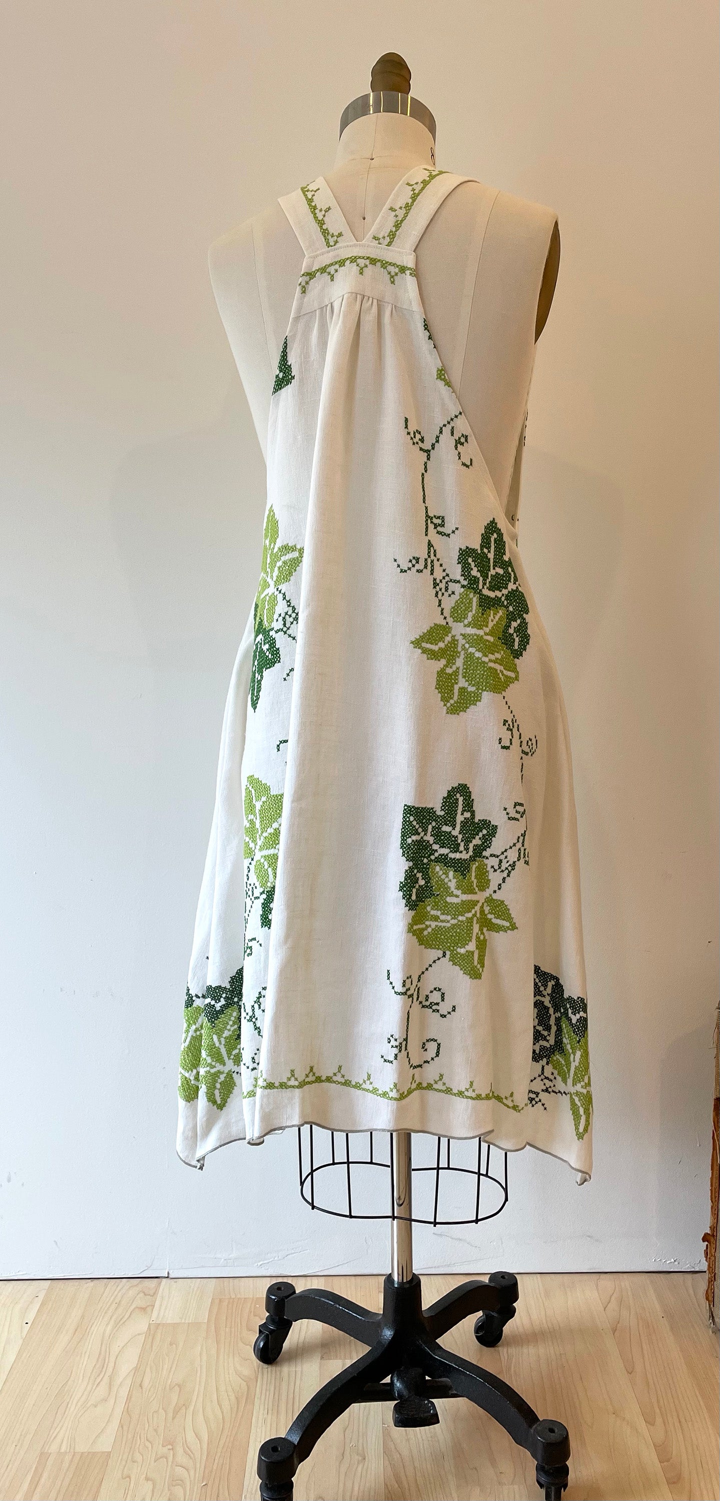 *Climbing Ivy* Vintage Embroidered Linen Tablecloth Dress ~ Size S