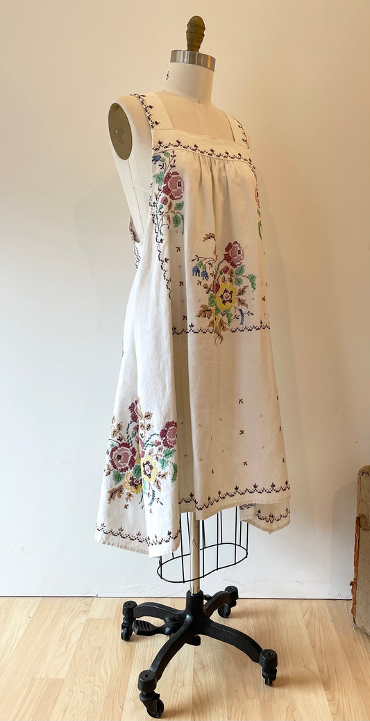 *Pocketful of Posies* Vintage Embroidered Linen Tablecloth Dress ~ Size M