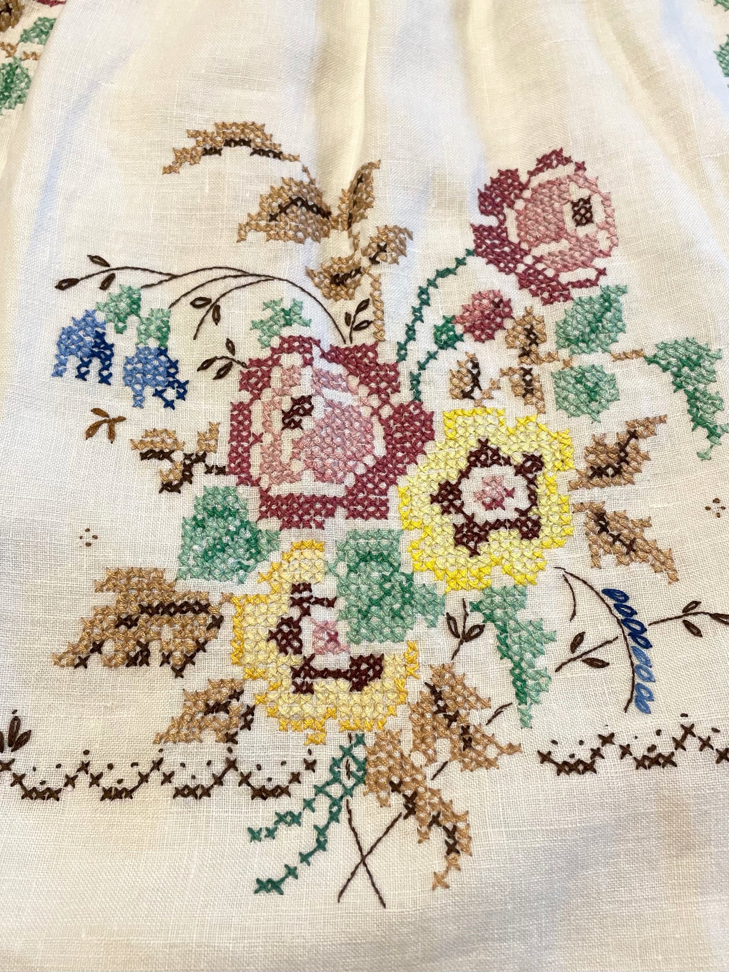 *Pocketful of Posies* Vintage Embroidered Linen Tablecloth Dress ~ Size M
