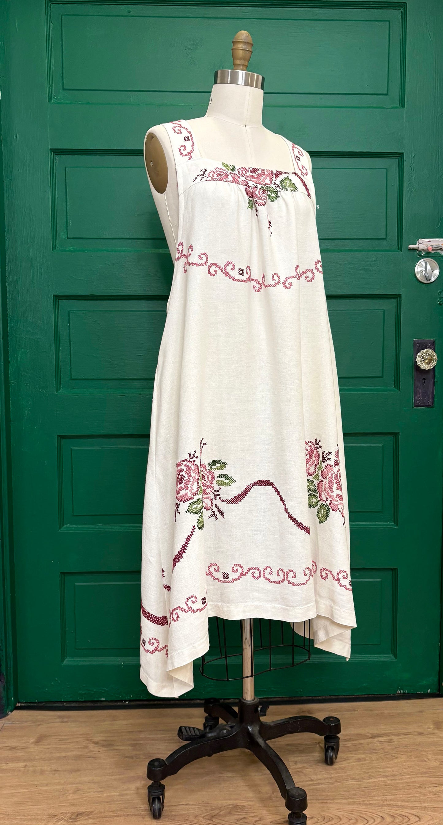 *Wrapped in a Bow* ~ Vintage Hand Embroidered Linen Tablecloth Dress ~ 2X