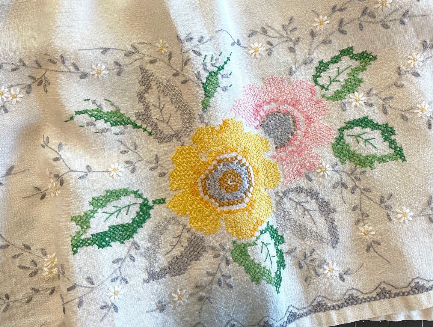 *Cottage Garden* ~ Vintage Hand Embroidered Linen Tablecloth Top ~ Size S